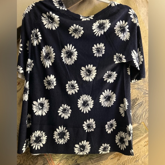 Loft Daisy Flower Short Sleeve Sweater Top SZ Small can fit Medium also - Picture 2 of 6